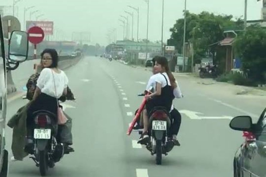 Trieu tap nhom thanh nien dan hang ngang tren quoc lo khi don dau hinh anh