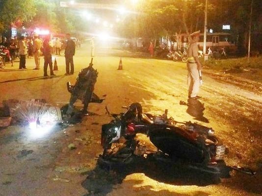 Hai nguoi  tu vong sau cu dau dau xe may hinh anh