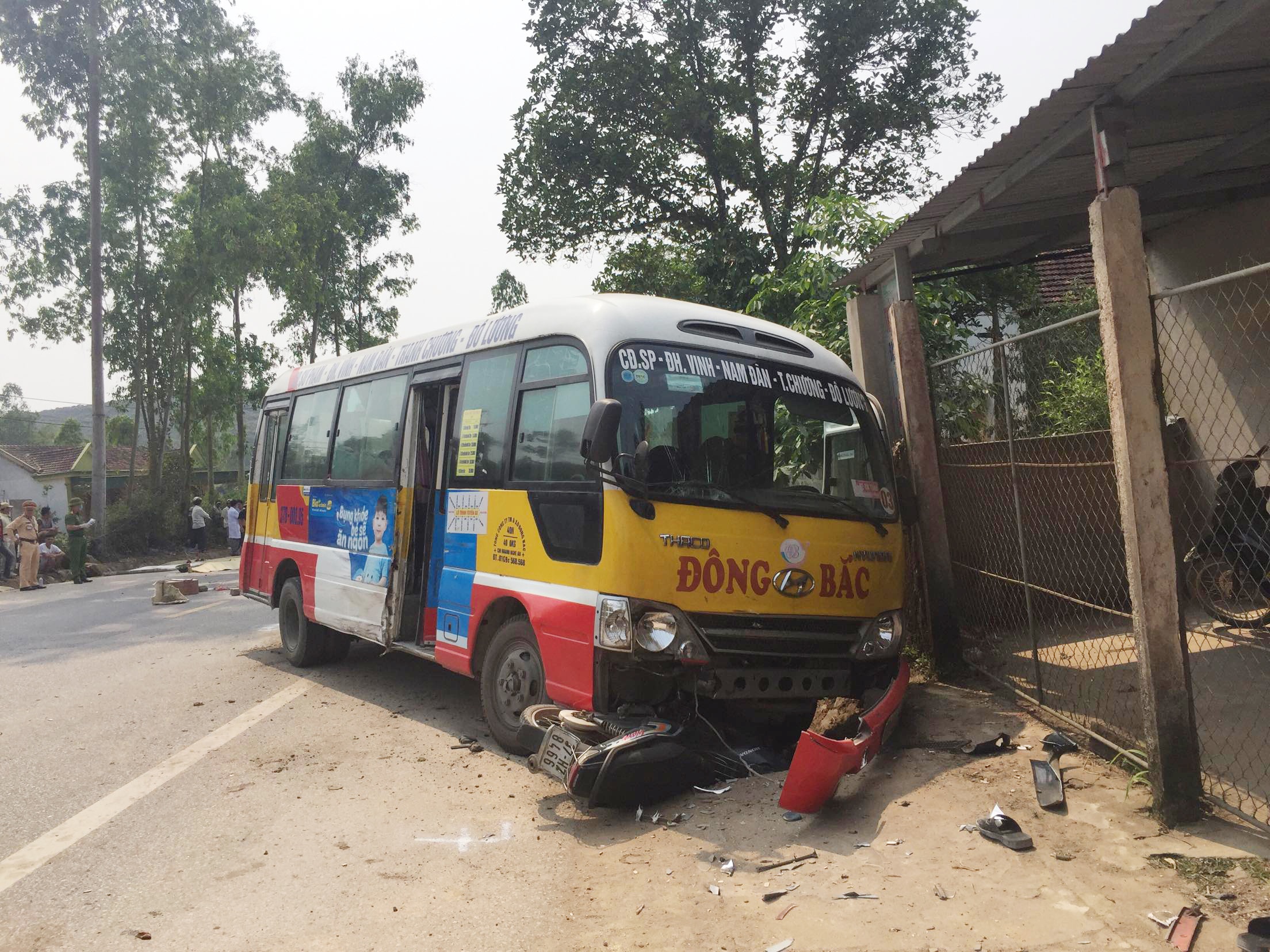 Khoi to tai xe xe buyt lan lan, dam chet hai nguoi di xe may hinh anh