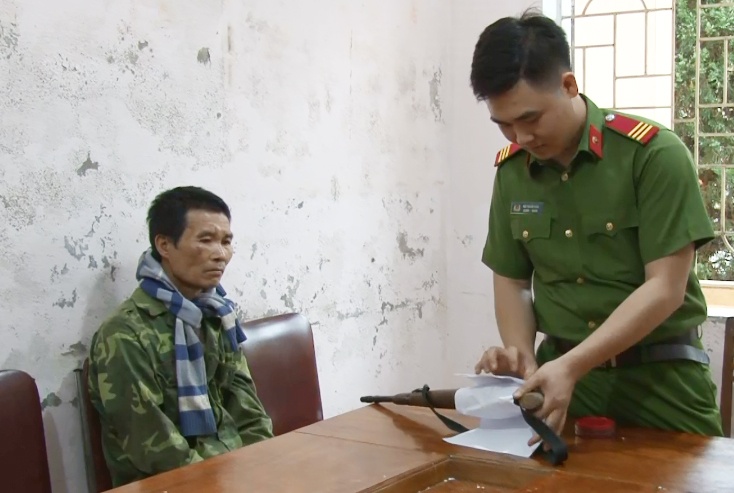 Canh sat hoa trang bat ke tron truy na mang 5 khau sung hinh anh