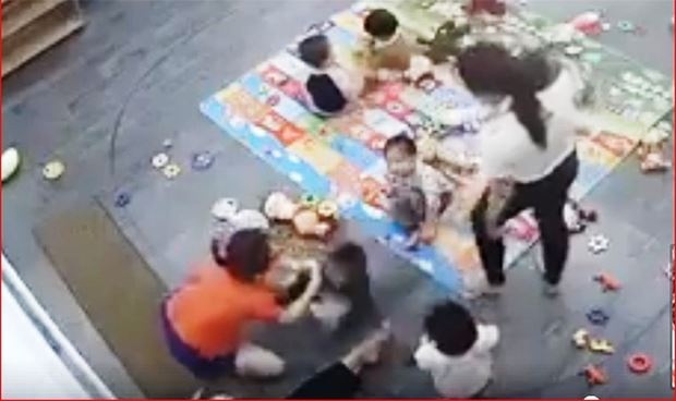 Co giao bao hanh tre o truong mam non hinh anh