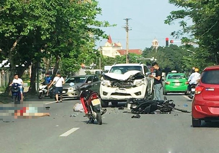 Oto ban tai lan lan, hat vang 2 thanh nien di xe may hinh anh