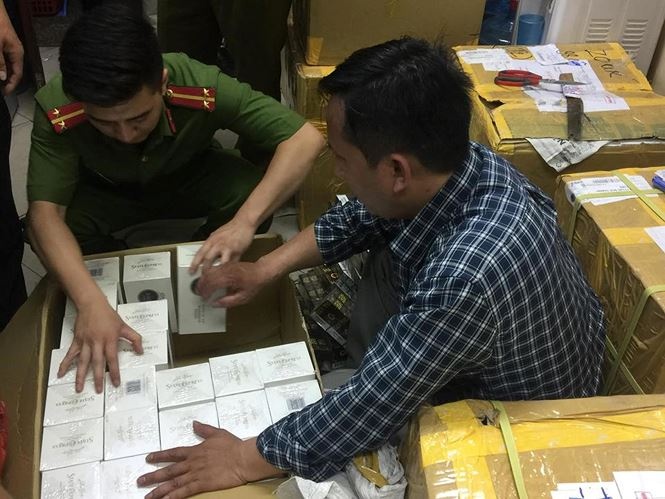 Kiem tra hang van bao thuoc la khong ro nguon goc tai Ha Noi hinh anh