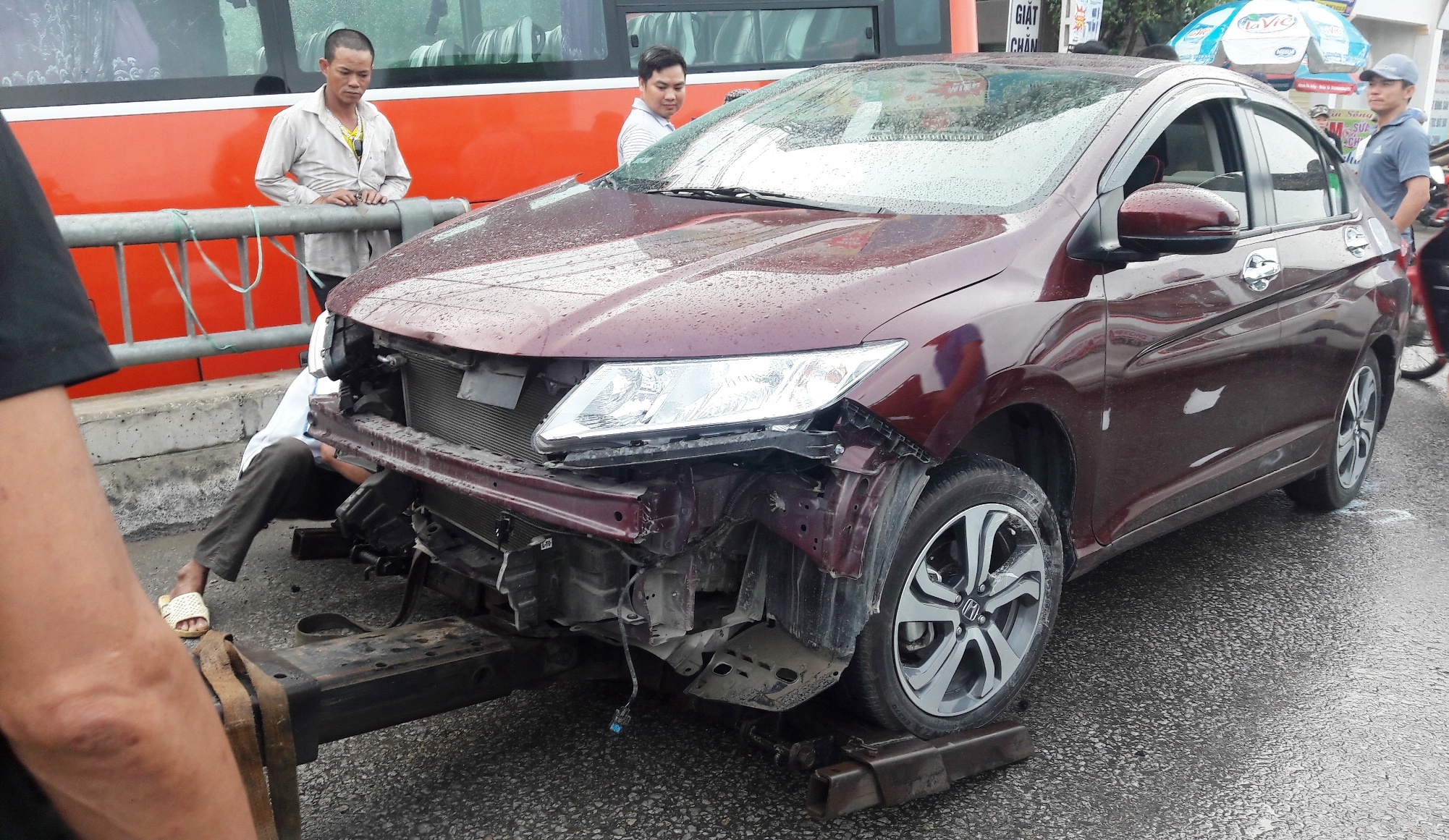 xe khách lao xuống sông ảnh 2 xe khach lao xuong song anh 2