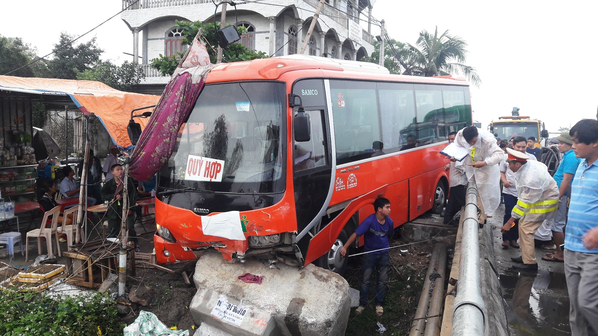 Xe khach tong mot phu nu roi xuong song hinh anh