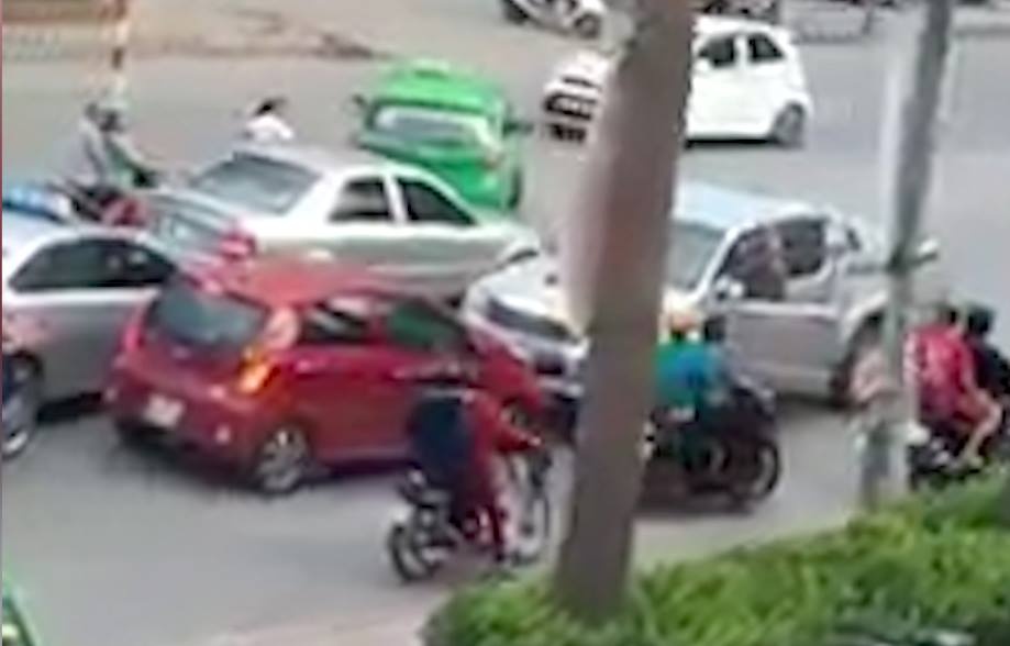 Xem ban tai lui tren pho tong chet nguoi di xe dap hinh anh