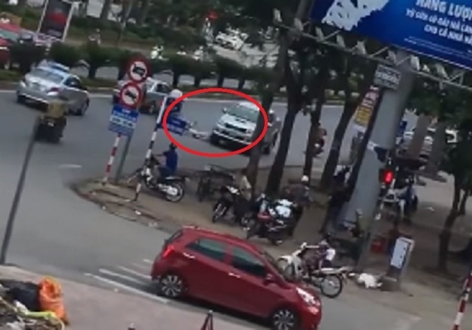 Xe ban tai lui nguoc chieu dam chet nguoi phu nu di xe dap hinh anh