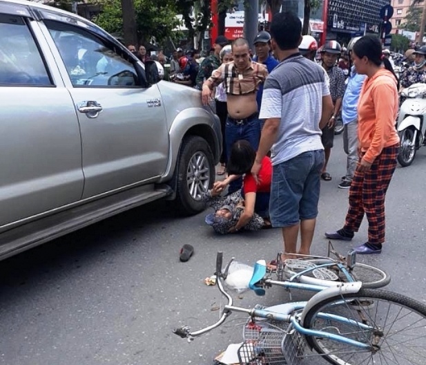 xe bán tải lùi đâm trúng xe đạp ảnh 1 xe ban tai lui dam trung xe dap anh 1