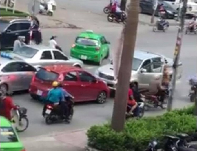 xe bán tải lùi đâm trúng xe đạp ảnh 2 xe ban tai lui dam trung xe dap anh 2