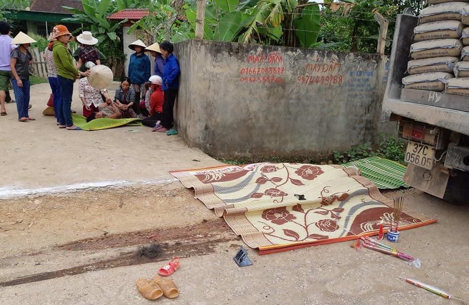 Be gai 3 tuoi tu vong duoi gam xe tai tren duong di hoc hinh anh