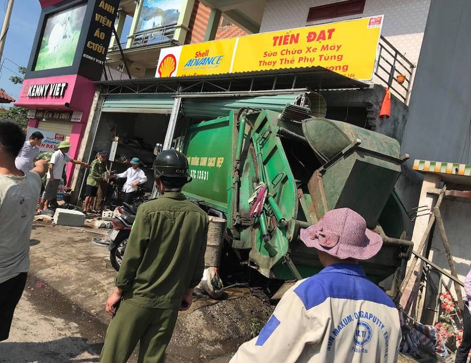 Xe cho rac mat lai dam vao nha dan, 3 nguoi nguy kich hinh anh