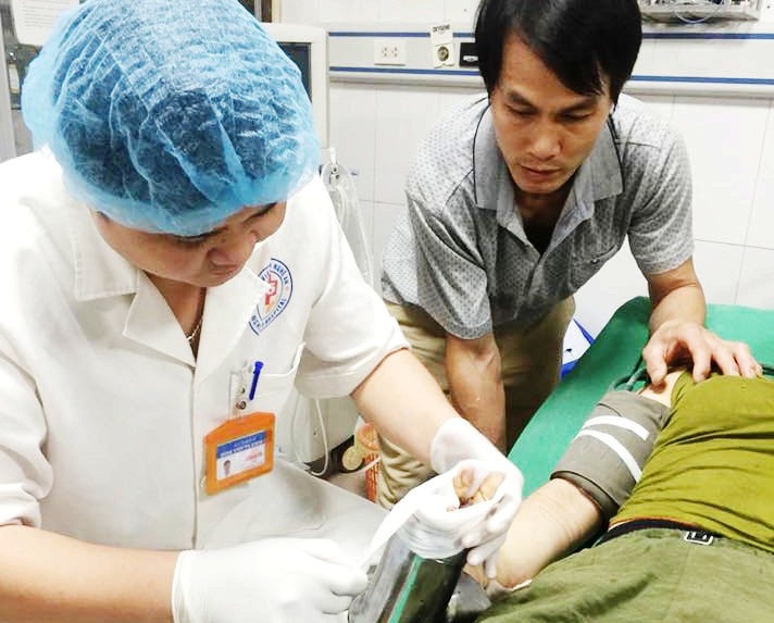 Nguoi phu nu bi may xay thit cuon mat ban tay hinh anh