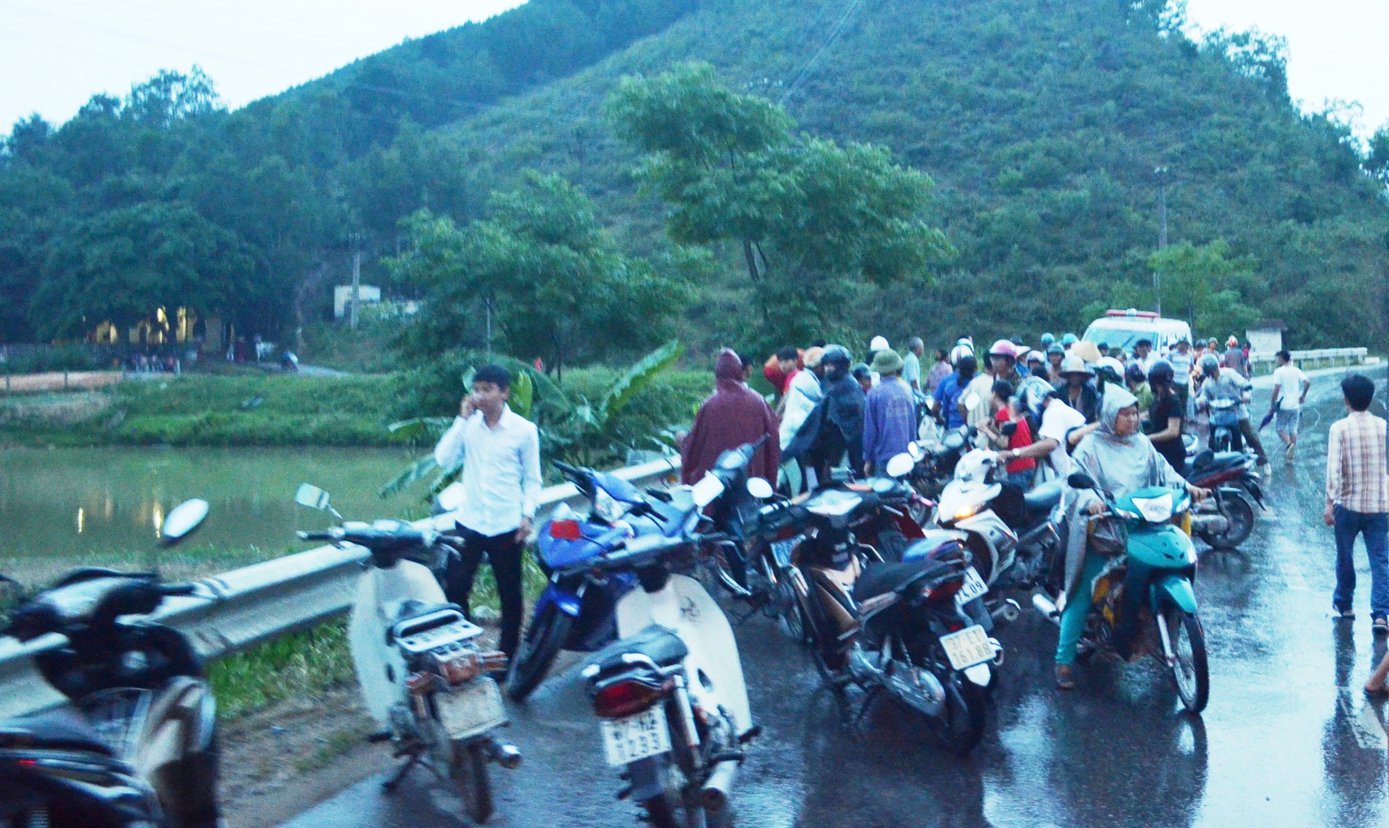 Ru nhau tam ao, 2 hoc sinh duoi nuoc hinh anh