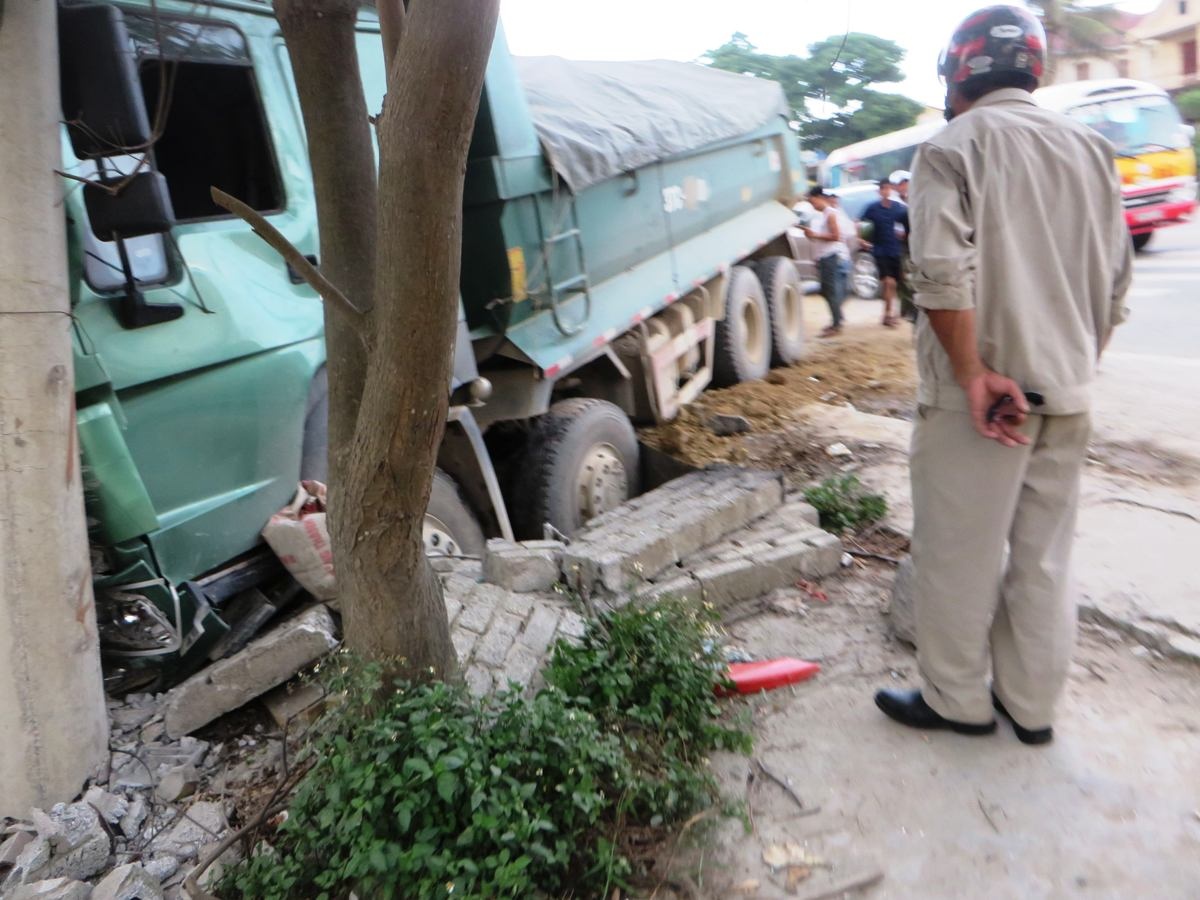 xe khách đâm xe tải ảnh 2 xe khach dam xe tai anh 2