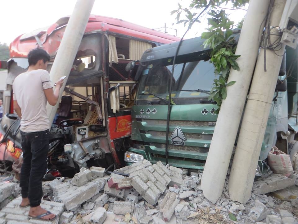 Xe giuong nam day oto tai dam gay 3 cot dien sau cu tat dau hinh anh