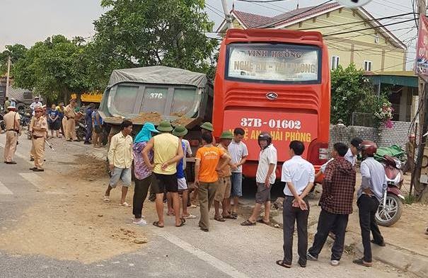 xe khách đâm xe tải ảnh 1 xe khach dam xe tai anh 1