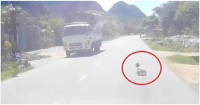 Tai xe thot tim voi em be bo qua duong anh 1