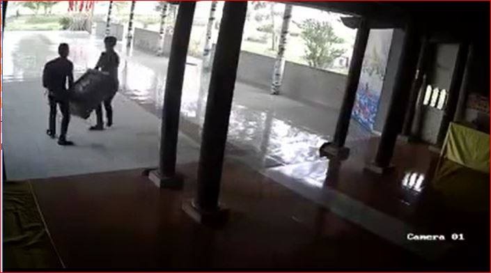 Camera ghi hinh 2 ga trai vao chua khieng trom hom cong duc hinh anh