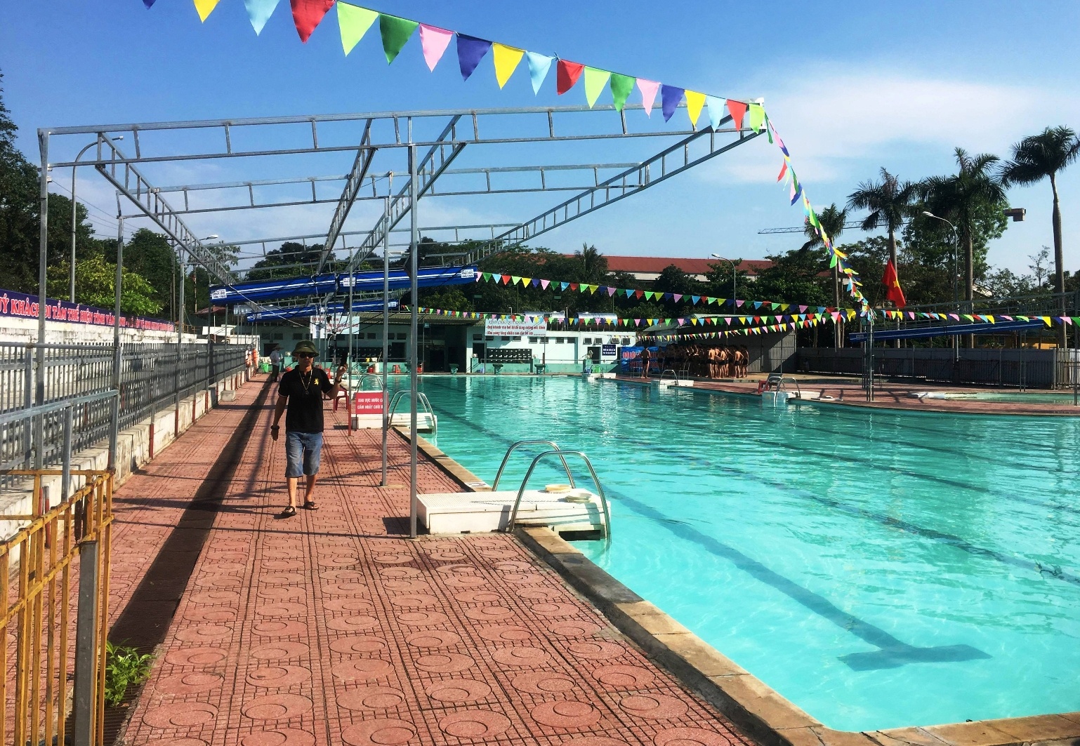 một phụ nữ bị điện giật ở bể bơi ảnh 1 mot phu nu bi dien giat o be boi anh 1