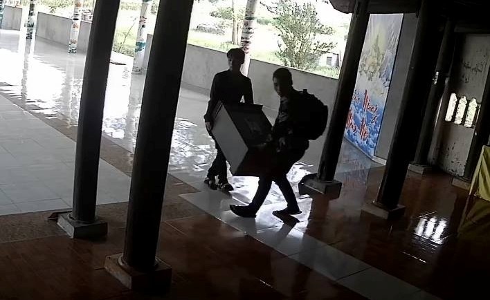 Hai nam thanh nien khieng trom hom cong duc cua nha chua hinh anh