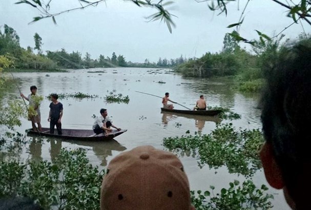 Hang chuc nguoi tim kiem be trai bi nuoc cuon mat tich hinh anh