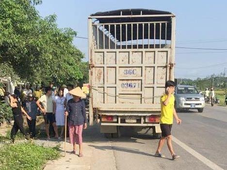 Thai phu 25 tuoi cung chong tu vong khi va cham voi xe tai hinh anh