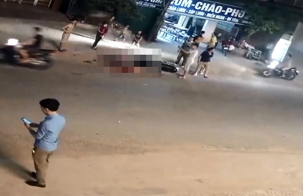 Bé gái bị xe tải cán tử vong ảnh 1 Be gai bi xe tai can tu vong anh 1