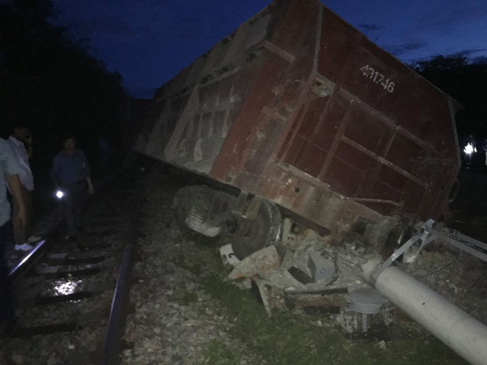 Lai xay ra tai nan duong sat, tau hang trat banh lat nghieng hinh anh