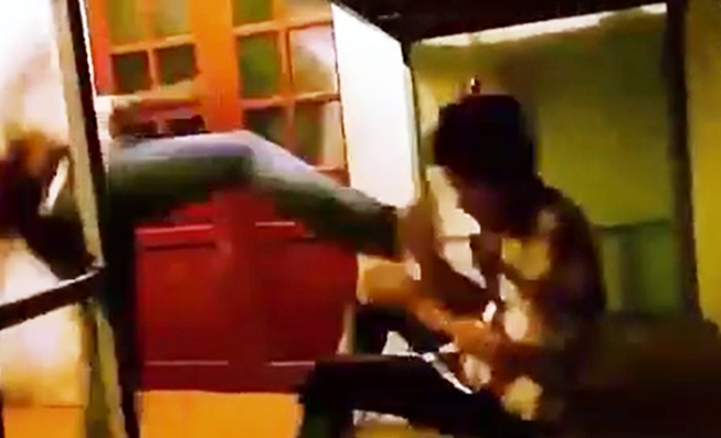 Khong giat ho ban quan ao, nam sinh bi danh hoi dong trong ky tuc xa hinh anh
