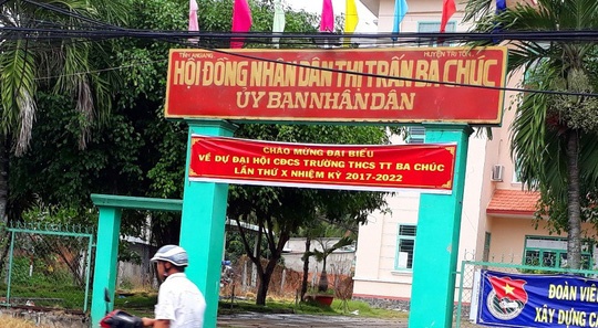 3 can bo chu chot thi tran Ba Chuc bi cach chuc vi su dung bang gia hinh anh