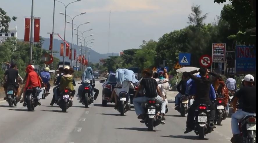 Nhom thanh nien danh vong, khong cho xe khac vuot tren quoc lo hinh anh