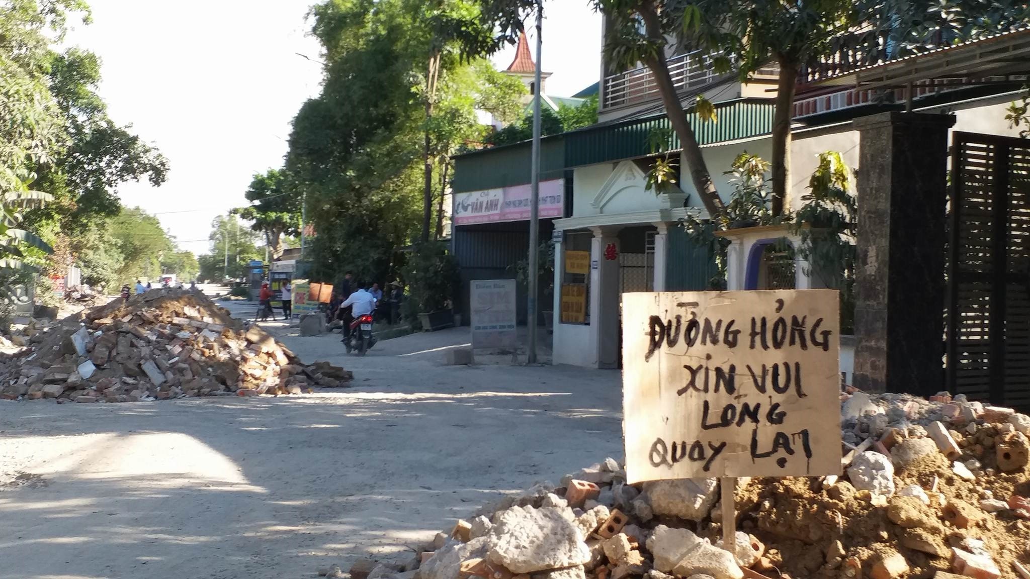 Nguoi dan buc xuc do dat da chan cua ngo thanh pho vi duong xau hinh anh