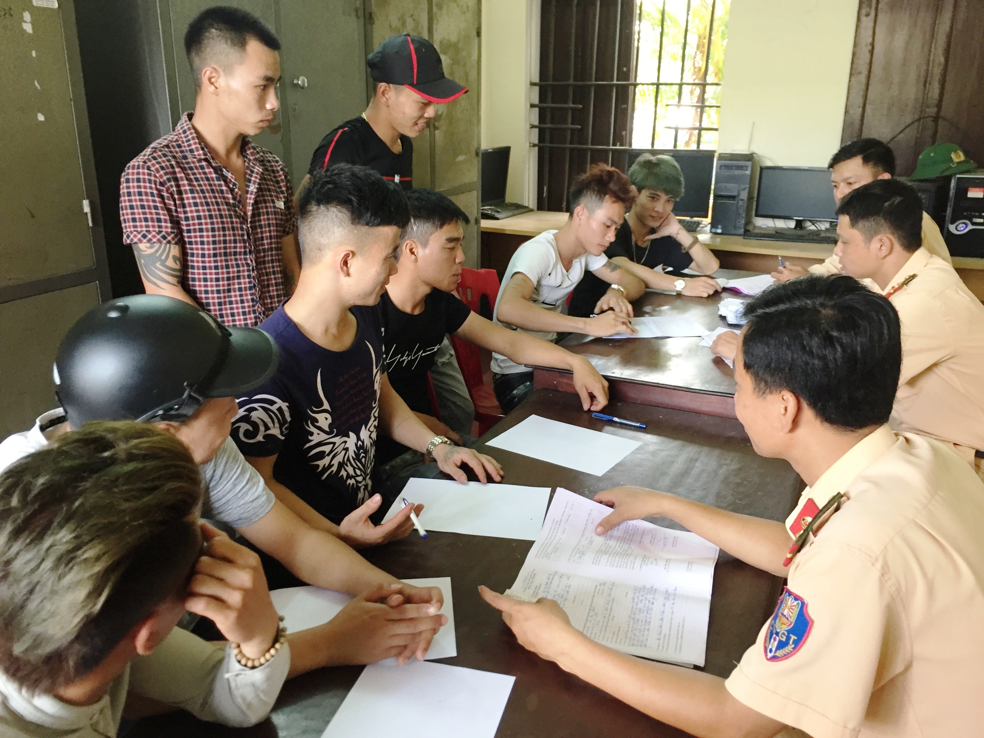 Nhom thanh nien lang lach, danh vong tren quoc lo 1 bi phat nang hinh anh