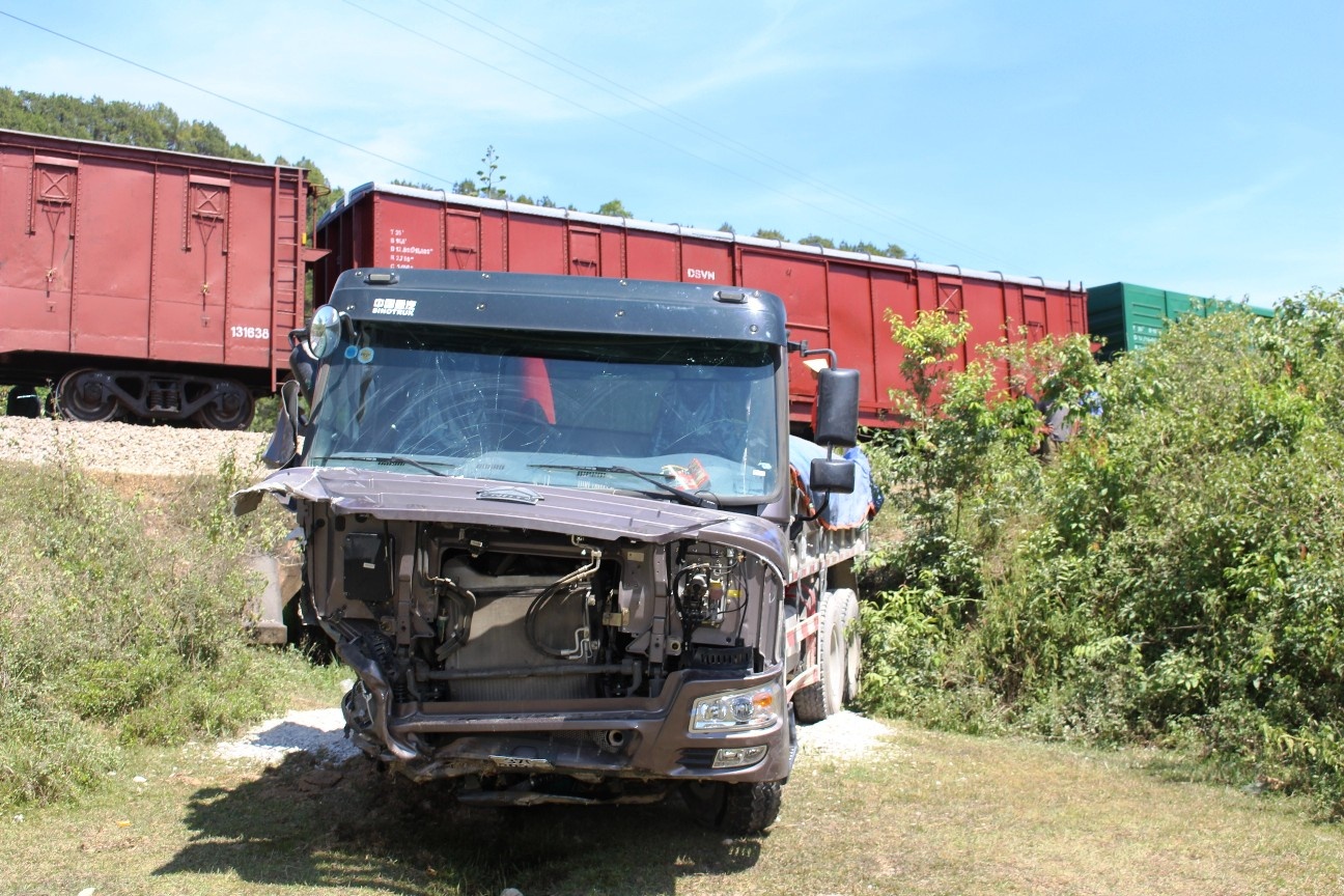 Tau hoa tong xe tai vang xuong ruong hinh anh