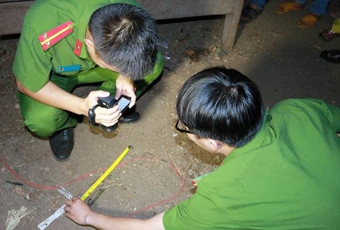 Canh sat vay bat nguoi chong dung tuyp sat danh vo tu vong hinh anh