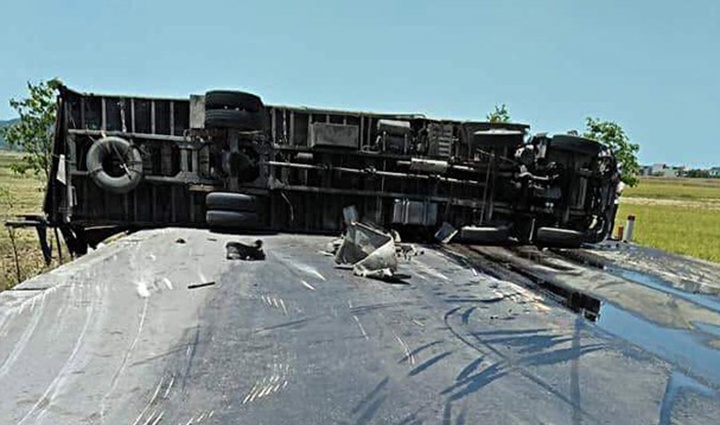 Oto khach va hai xe container tai nan lien hoan, 10 nguoi nhap vien hinh anh