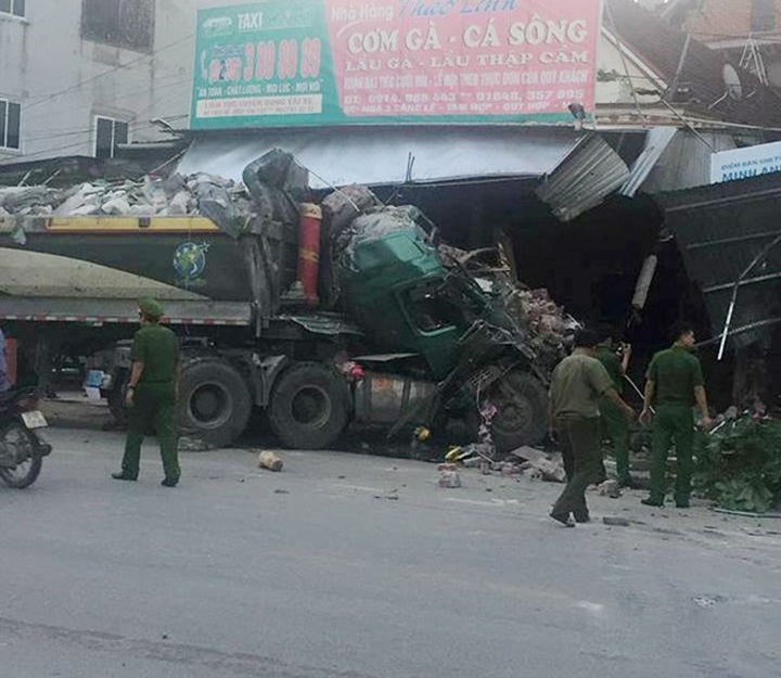 xe tải lao vào nhà dân ảnh 2 xe tai lao vao nha dan anh 2