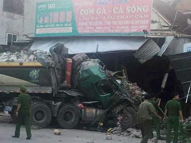 Xe tai tong sap nha dan, nhieu nguoi thoat nan hinh anh