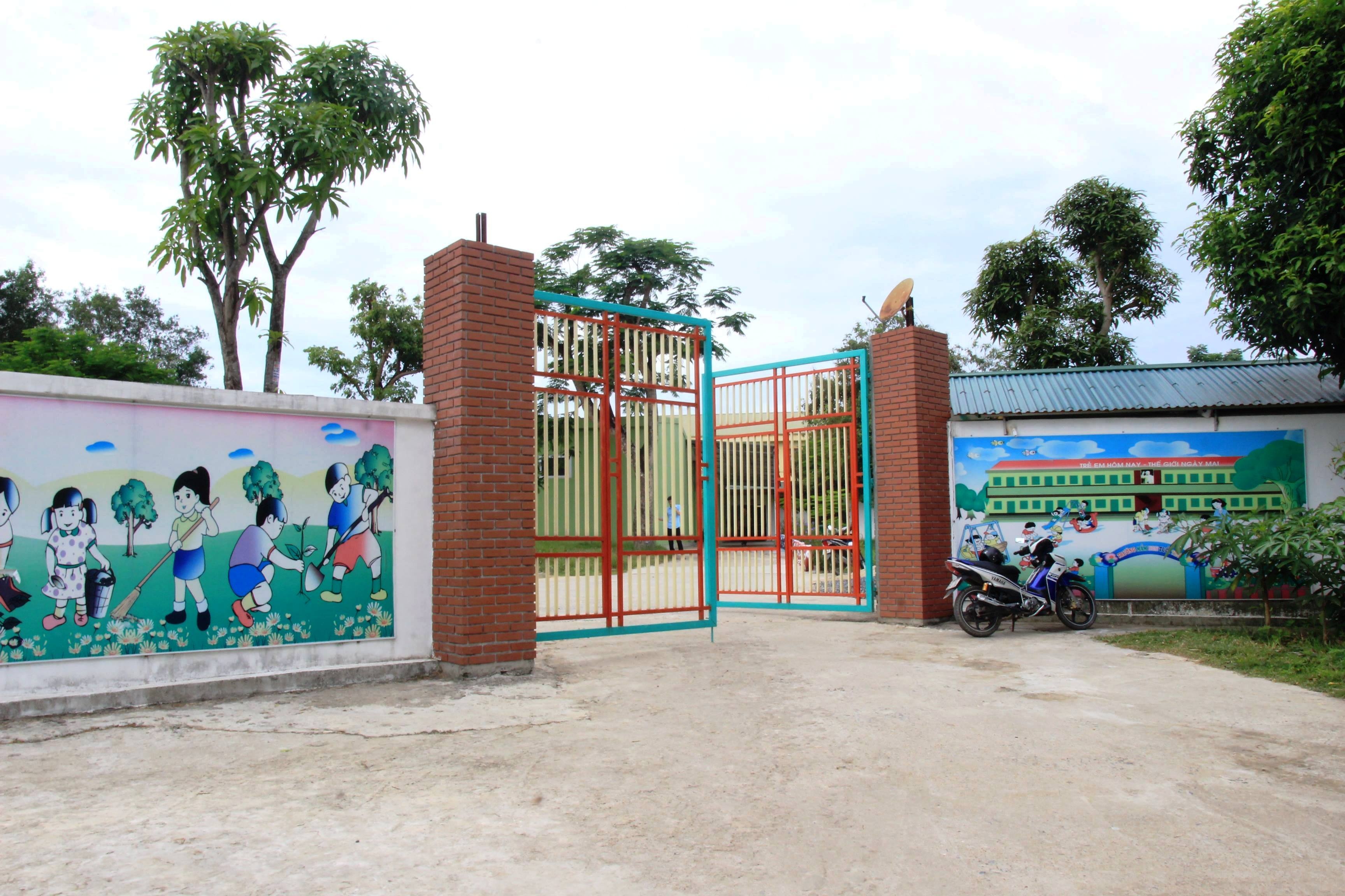 cô giáo quỳ trước lãnh đạo thị trấn ảnh 1 co giao quy truoc lanh dao thi tran anh 1