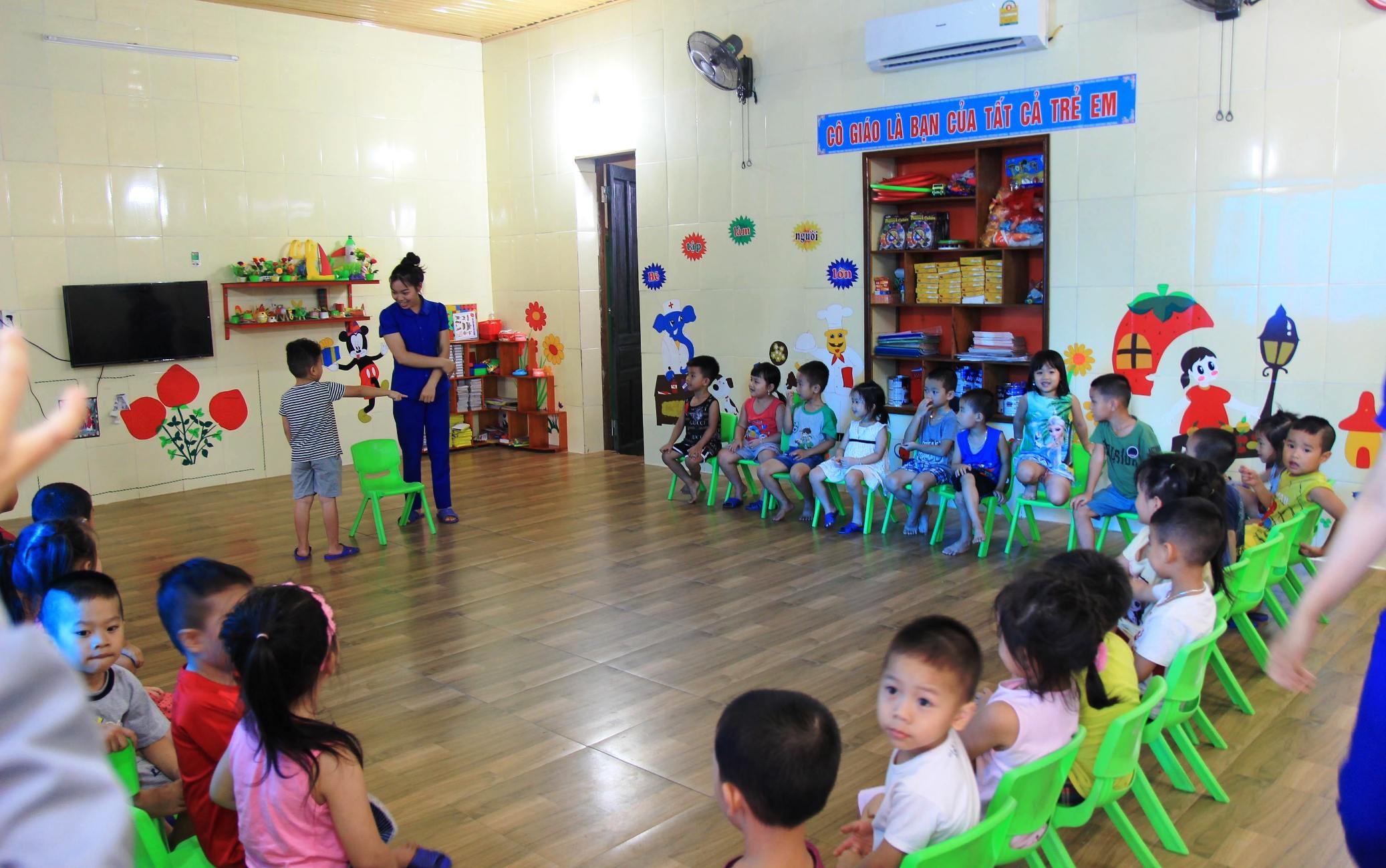 co giao quy truoc lanh dao thi tran anh 2