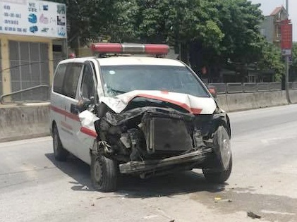 Tai xe ngu gat, xe cap cuu dam sap tuong nha dan hinh anh