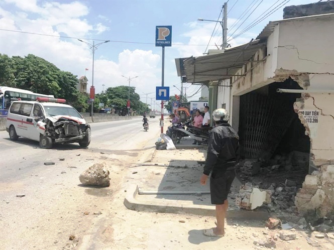 xe cap cuu dam sap tuong nha dan anh 1