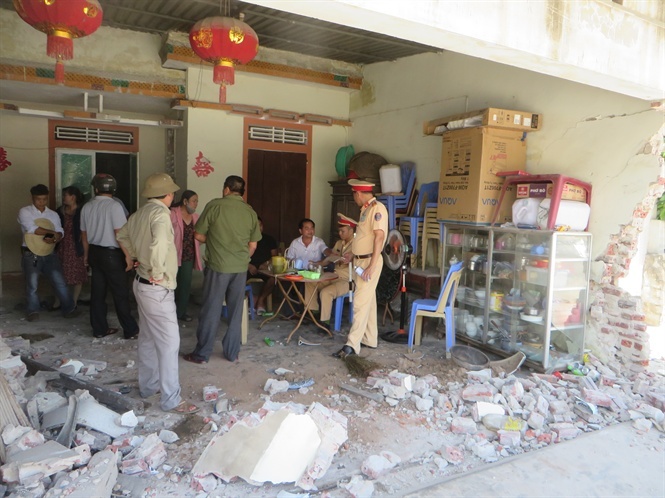 xe cap cuu dam sap tuong nha dan anh 2