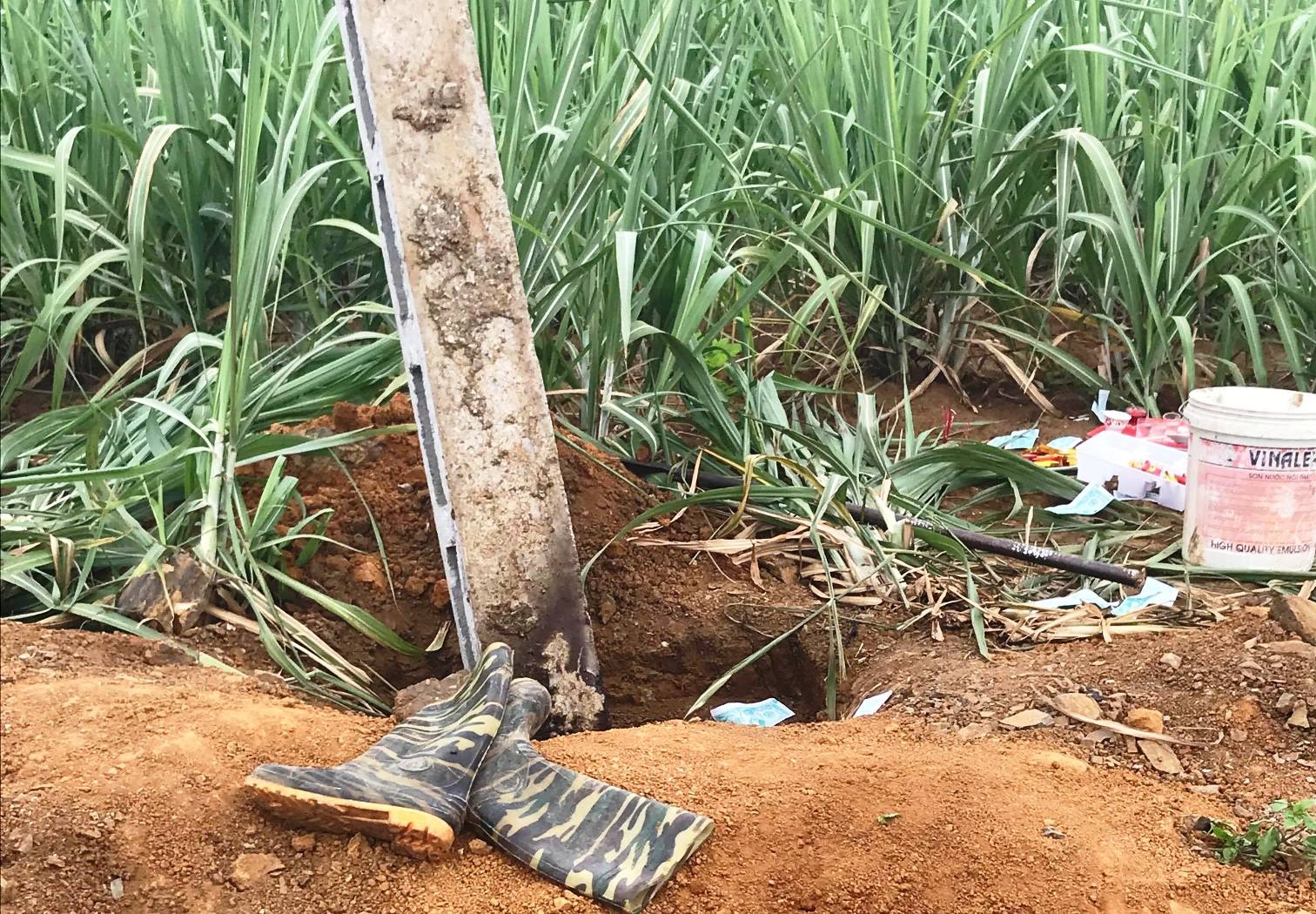 4 nguoi chet khi dung cot vien thong do khong bao cat dien hinh anh