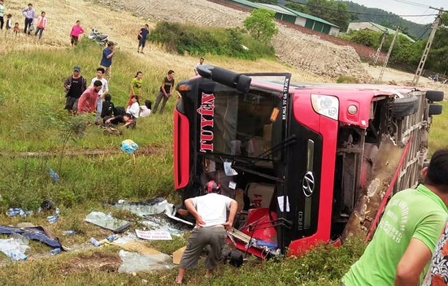 Lat xe giuong nam, 2 nguoi bi de chet tai cho hinh anh