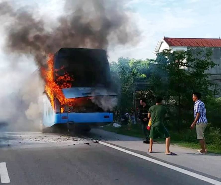 Xe giuong nam cho 23 khach chay du doi tren duong hinh anh