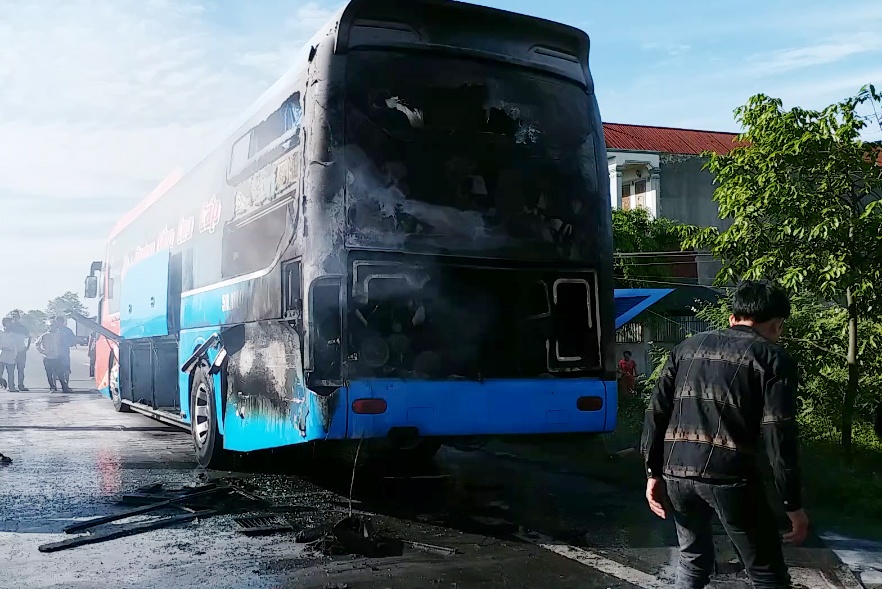 xe khách bốc cháy ảnh 2 xe khach boc chay anh 2