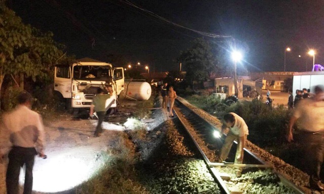 tàu hỏa tông xe bồn chở gas ảnh 1 tau hoa tong xe bon cho gas anh 1