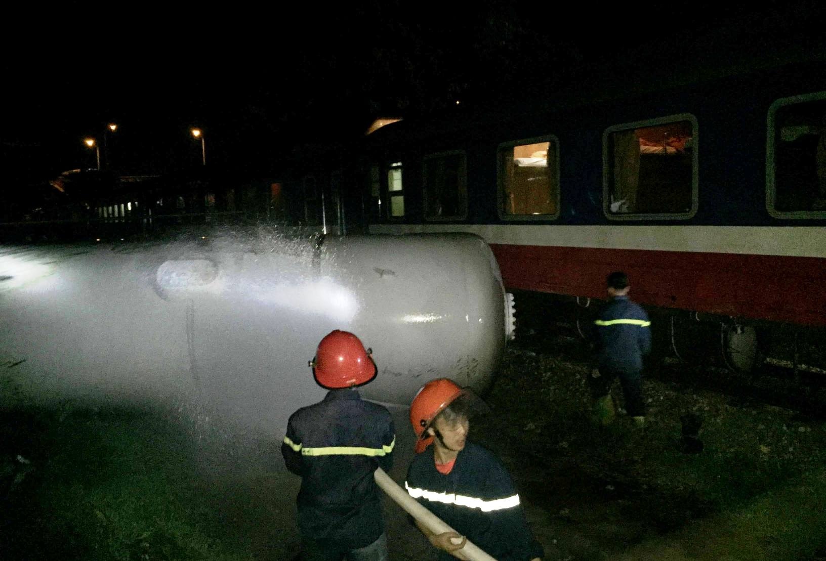 Bon chua gas ro ri sau cu tong cua tau hoa hinh anh