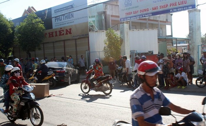 Nu tai xe lui oto bat can, can chet 2 chau be hinh anh